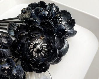 Peineta artesanal con flores brillantes en blanco y negro, con degradado y transparencia.