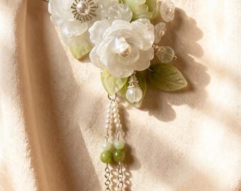 handgemaakte haarspeld met witte en groene bloemen in oude stijl met afneembare kwastjes