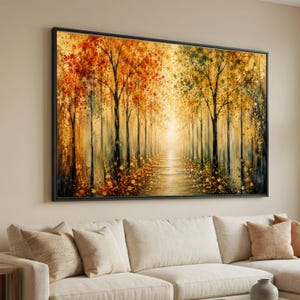 Könnte beinhalten: Ein rechteckiger Wandkunstdruck mit einer impressionistischen Waldszene mit hohen Bäumen in Orange-, Gelb- und Goldtönen. Ein zentraler Weg führt zu einem hellen, leuchtenden Licht in der Ferne, mit deutlich sichtbaren, strukturierten Pinselstrichen.