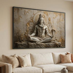 Könnte beinhalten: Ein rechteckiger Wandkunstdruck mit einer steinstrukturierten Darstellung einer Gottheit in meditativer Lotussitzposition. Die Figur trägt geschichtete Halsketten, hat langes Haar und ist vor einem verwitterten Hintergrund mit goldenen Akzenten und Symbolen platziert.