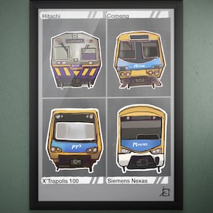 以下が含まれることがあります： 黄色と青色の電車の4つのイラストが描かれたフレーム入りプリント。 各電車はユニークなデザインで、「Hitachi」、「Comeng」、「X'Trapolis 100」、「Siemens Nexas」などのラベルが付いています。 アートワークは濃い緑色の背景に設定されています。