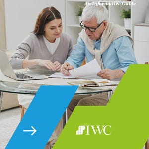 Pode incluir: Uma imagem promocional para um guia intitulado «Compreendendo Testamentos». Duas pessoas revisam documentos. Um laptop e um livro aberto são visíveis. O logotipo da IWC está presente. Um elemento de design azul e verde é visível.