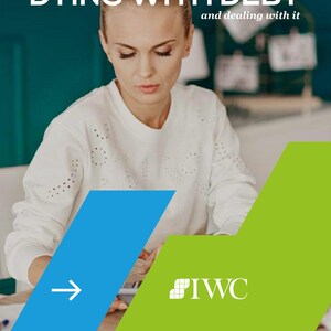 Pode incluir: Capa de livro com o título "A Helpful Guide to Dying with Debt and dealing with it". A imagem apresenta uma mulher com um suéter branco, com um design geométrico azul e verde. O logotipo da IWC e as informações de contato também são visíveis.