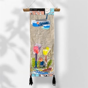 Handgemaakt geborduurd textiel wandkleed, collagekunst met regenachtig landschap (26 x 71 cm)