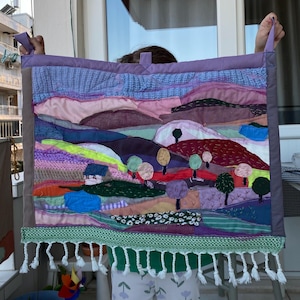 Arte mural con paisaje textil cosido a mano, tapiz de patchwork colorido, decoración bohemia para el hogar (61 x 45 cm)