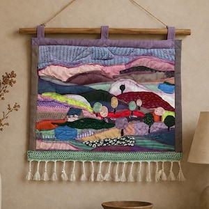 Tapisserie murale textile patchwork colorée, brodée à la main, représentant un paysage (61 x 45 cm)