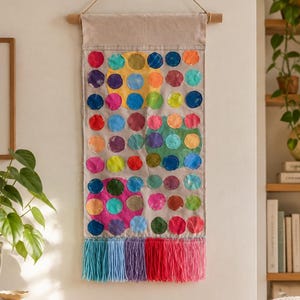 Tapiz de tela hecho a mano con técnica de collage: círculos pintados, arte textil cosido a mano (32 x 71 cm)