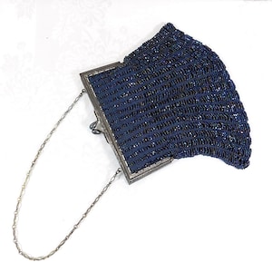 Monedero antiguo con cuentas, monedero con cuentas azul marino con marco de plata esterlina, bolso vintage de los años 20 con cuentas de punto azul oscuro
