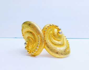 Brazalete vintage de oro de Pauline Rader: joyería de alta costura firmada