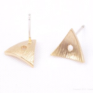 E281-MG// Matt Gold Plated Crooked Triangle Earring Post, 2pcs