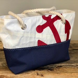 Bolso de mano con ancla de vela reciclada