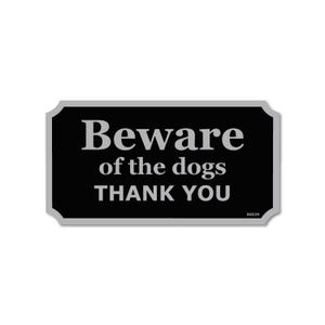 Könnte beinhalten: Ein rechteckiges schwarzes Schild mit silbernem Rand. Der Text "Beware of the dogs THANK YOU" ist in silberner Schrift geschrieben. Das Schild hat abgerundete Ecken und den Text "SG524" unten rechts.