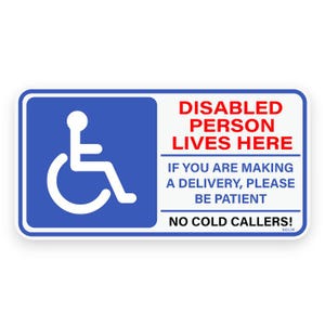 Könnte beinhalten: Rechteckiges Schild mit blauem Rand und weißem Text. Das Schild lautet „BEHINDERTE PERSON LEBT HIER“ und enthält das internationale Zugangssymbol. Es besagt auch „WENN SIE EINE LIEFERUNG MACHEN, BITTE SEIEN SIE GEDULDIG“ und „KEINE KALTANRUFE!“
