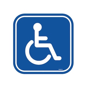 Puede incluir: Un letrero cuadrado azul con esquinas redondeadas presenta un gráfico blanco de una persona en silla de ruedas. El letrero tiene un borde blanco. El texto "SG031" está en la esquina inferior derecha.