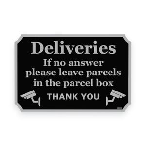 Könnte beinhalten: Ein schwarzes rechteckiges Schild mit grauem Rand. Das Schild trägt oben die Aufschrift "Lieferungen", gefolgt von Anweisungen, Pakete in der Paketbox zu hinterlassen, falls niemand antwortet. Enthält Symbole für Überwachungskameras und die Worte "DANKE".