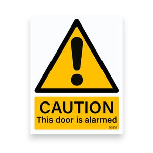 Pode incluir: Um sinal retangular branco com um triângulo amarelo contendo um ponto de exclamação preto. Abaixo do triângulo, há um retângulo amarelo com a palavra "CAUTION" e o texto "This door is alarmed". O sinal também tem o texto "SG150".