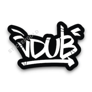 Może przedstawiać: Czarno-biała naklejka z napisem "DUB" w stylu graffiti. Projekt zawiera strzałki i elementy przypominające skrzydła, z czarnym obrysem i białym wypełnieniem. Naklejka ma błyszczące wykończenie.