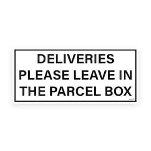 Puede incluir: Un letrero rectangular con borde negro y fondo blanco. El letrero dice "DELIVERIES PLEASE LEAVE IN THE PARCEL BOX" en negrita, letras mayúsculas negras. La esquina inferior derecha tiene el texto "SG037".