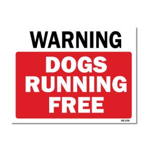 Op de afbeelding: Een rechthoekig bord met de zwarte woorden "WARNING" boven een rode rechthoek. De rode rechthoek bevat de witte woorden "DOGS RUNNING FREE". Het bord is wit met een grijze rand en de tekst "SG196" rechtsonder.