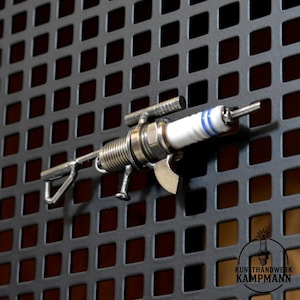 Mini Metallskulptur aus Zündkerze – Upcycling Kunst – Handgemachte Steampunk Deko – Einzigartiges Geschenk – Scrap Metal Art Miniature