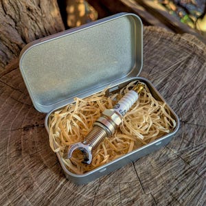 handgemachter Flaschenöffner aus einer Zündkerze in robuster Blechdose als Geschenkverpackung handmade spark plug Bottle Opener Gift
