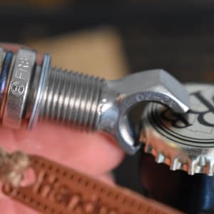 handgemachter Flaschenöffner aus einer Zündkerze von einem Motorrad oder Auto und Edelstahl Mutter geschweißt praktisches Geschenk für Männer zum Vatertag Männergeschenk Papa Opa Auto Fans