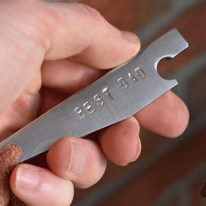 personalisierter handgemachter Flaschenöffner mit individuellen Schlagbuchstaben aus Edelstahl zB. Geschenk zum Vatertag für Papa Opa