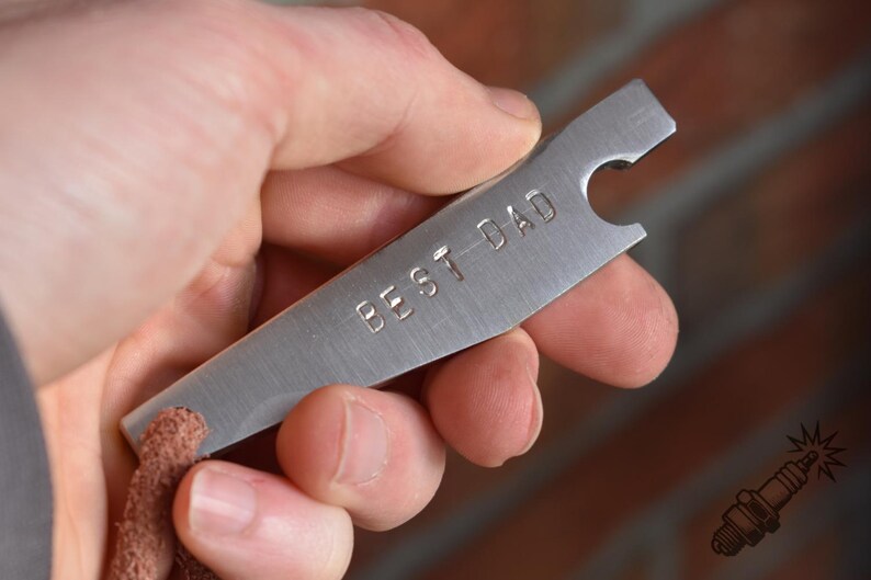 personalisierter handgemachter Flaschenöffner mit individuellen Schlagbuchstaben aus Edelstahl zB. Geschenk zum Vatertag für Papa Opa