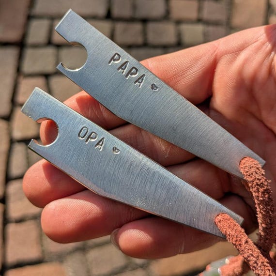personalisierter handgemachter Flaschenöffner mit individuellen Schlagbuchstaben aus Edelstahl zB. Geschenk zum Vatertag für Papa Opa