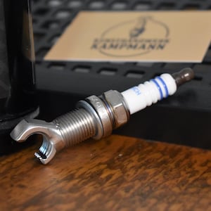 handgemachter Flaschenöffner aus einer Zündkerze von einem Motorrad oder Auto und Edelstahl Mutter geschweißt praktisches Geschenk für Männer zum Vatertag Männergeschenk Papa Opa Auto Fans