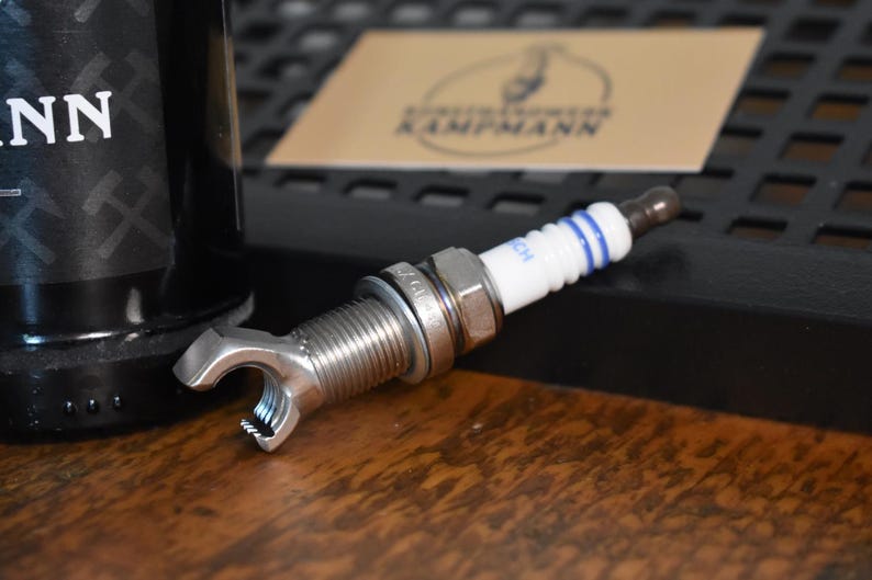 handgemachter Flaschenöffner aus einer Zündkerze von einem Motorrad oder Auto und Edelstahl Mutter geschweißt praktisches Geschenk für Männer zum Vatertag Männergeschenk Papa Opa Auto Fans