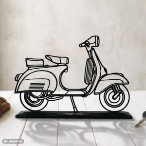 Op de afbeelding: Een zwart metalen draadsculptuur van een klassieke scooter, in zijaanzicht met een zadel, stuur en wielen. De basis is een rechthoekige zwarte standaard met de tekst Piaggio Vespa in het wit gedrukt op de voorrand.