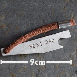 personalisierter handgemachter Flaschenöffner mit individuellen Schlagbuchstaben aus Edelstahl zB. Geschenk zum Vatertag für Papa Opa