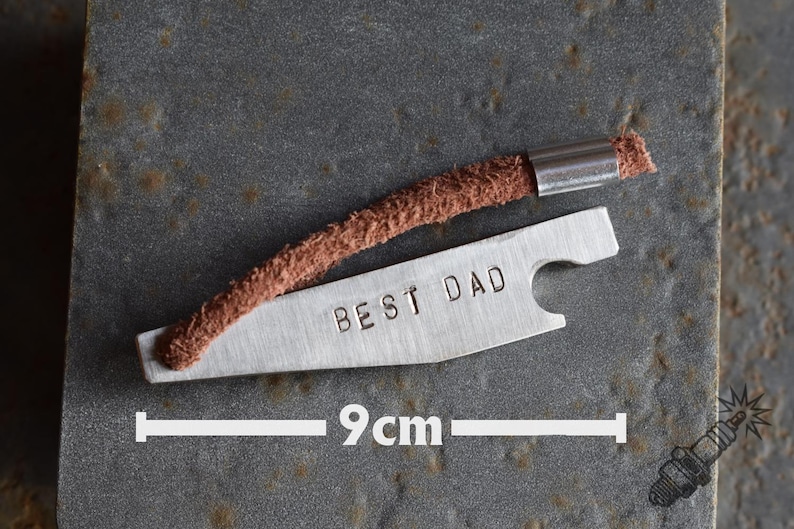 personalisierter handgemachter Flaschenöffner mit individuellen Schlagbuchstaben aus Edelstahl zB. Geschenk zum Vatertag für Papa Opa