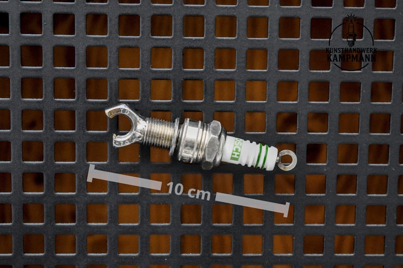 handgemachter Flaschenöffner aus einer Zündkerze von einem Motorrad oder Auto und Edelstahl Mutter geschweißt praktisches Geschenk für Männer zum Vatertag Männergeschenk Papa Opa Auto Fans