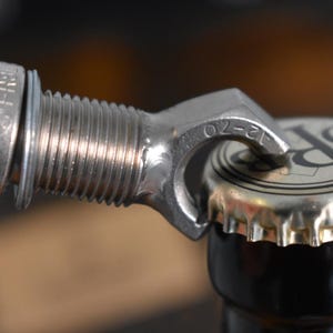 handgemachter Flaschenöffner aus einer Zündkerze von einem Motorrad oder Auto und Edelstahl Mutter geschweißt praktisches Geschenk für Männer zum Vatertag Männergeschenk Papa Opa Auto Fans