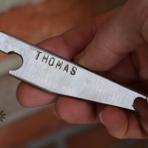 personalisierter handgemachter Flaschenöffner mit individuellen Schlagbuchstaben aus Edelstahl zB. Geschenk zum Vatertag für Papa Opa