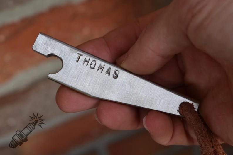 personalisierter handgemachter Flaschenöffner mit individuellen Schlagbuchstaben aus Edelstahl zB. Geschenk zum Vatertag für Papa Opa