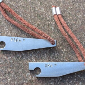 personalisierter handgemachter Flaschenöffner mit individuellen Schlagbuchstaben aus Edelstahl zB. Geschenk zum Vatertag für Papa Opa