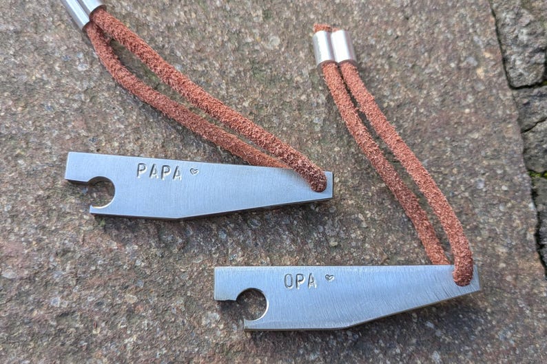 personalisierter handgemachter Flaschenöffner mit individuellen Schlagbuchstaben aus Edelstahl zB. Geschenk zum Vatertag für Papa Opa