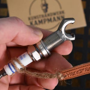handgemachter Flaschenöffner aus einer Zündkerze von einem Motorrad oder Auto und Edelstahl Mutter geschweißt praktisches Geschenk für Männer zum Vatertag Männergeschenk Papa Opa Auto Fans