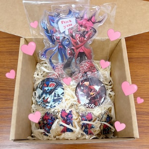 Hazbin Hotel Alastor & Vox Geschenkbox-Set | Radio Demon vs TV Demon Fan Merch Bundle | Acryl Aufsteller, Pin Abzeichen, Charms Schlüsselanhänger