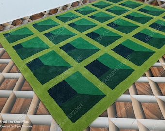 Puede incluir: Una alfombra verde con un diseño geométrico de diamantes repetidos. La alfombra presenta tonos de verde, de claro a oscuro, creando un efecto 3D. El borde es de un tono verde más claro. El texto "RAZACARPETZONE" es visible.