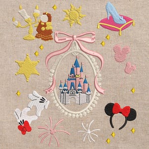 Puede incluir: Diseño bordado con un castillo, un zapato de cristal sobre un cojín rosa, guantes de Mickey Mouse y una diadema de Minnie Mouse. Otros elementos incluyen un sol, estrellas y un lazo. El texto "tlhembroi" está arriba y "pes-jef-vp3-xxx-hus-bmp" abajo.