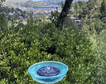 Fuente de agua colgante con luz solar, completamente alimentada por energía solar, a los amantes de las aves les encantan las cualidades de relajación y la acción de las aves.