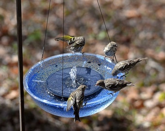 Fuente de agua colgante con luz solar, completamente alimentada por energía solar, a los amantes de las aves les encantan las cualidades de relajación y la acción de las aves. Brillo azul real