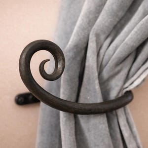 Abrazadera de cortina de hierro forjado hecha a mano / Abrazadera de cortina de metal con diseño de pergamino / Herraje rústico para ventana