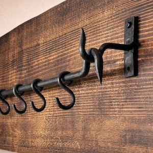 Estante para ollas y sartenes de hierro forjado / Organizador de cocina rústico hecho a mano / Estante para utensilios de hierro montado en la pared con ganchos