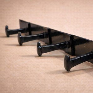 Perchero con clavos de ferrocarril / Perchero de pared industrial de estilo rústico / Perchero de metal con ganchos / Longitudes personalizadas