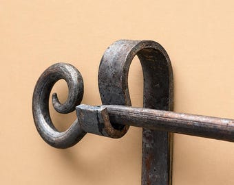 Handgeschmiedete schmiedeeiserne Vorhangstange mit Schnörkelenden - Massive einteilige rustikale Gardinenstange